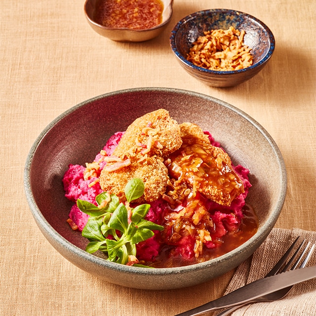 Gepaneerd speklapje met bietenstamppot, veldsla en sjalottenjus Gepaneerd speklapje met bietenstamppot, veldsla en sjalottenjus